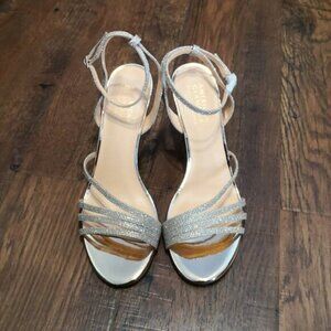 New Badgley Mischka Soft Gold Glitter Strappy Sandals Wedges Size 8